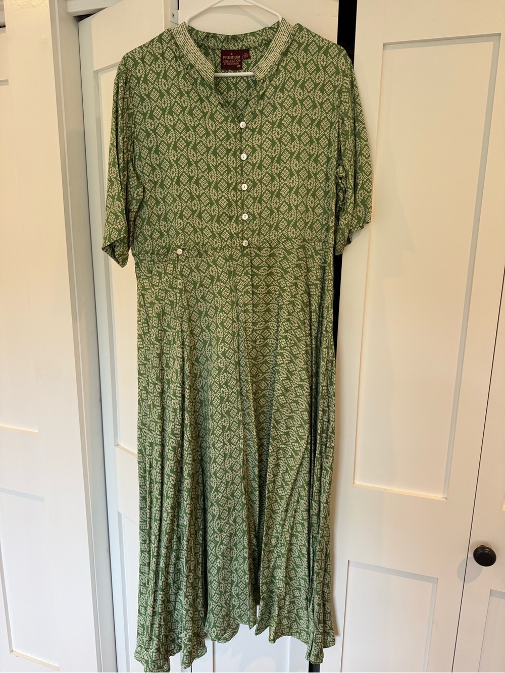Light Green Patterned Maxi Dress with Button-Front Size XL